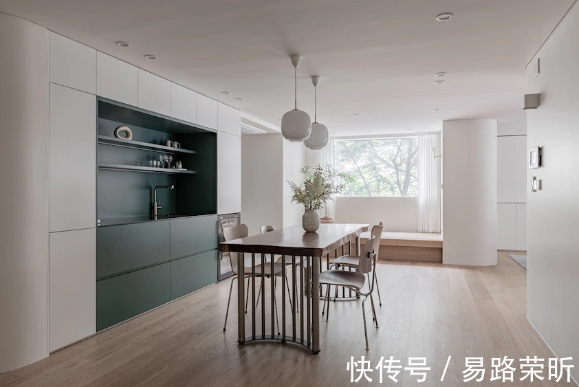 客餐厅|这是一套有30年历史的老公寓了，将空间布局重做调整与规划，打造出三室三厅的格局。