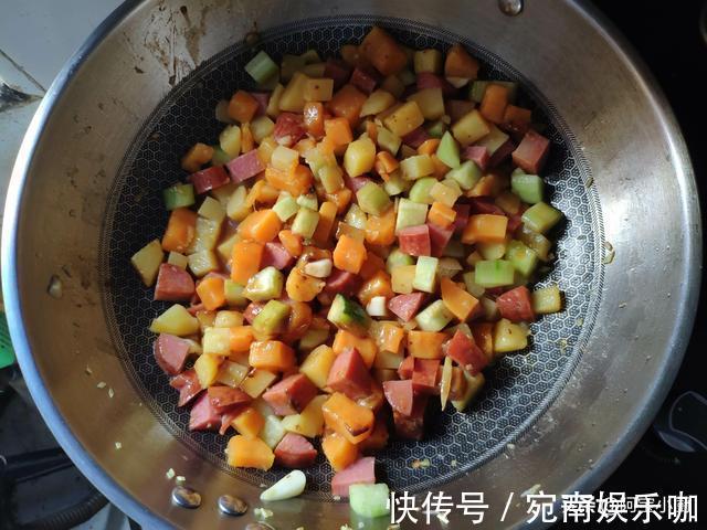 黄瓜|家里做菜剩余的边角料，利用好，转身成为简单好吃美味的炒四丁