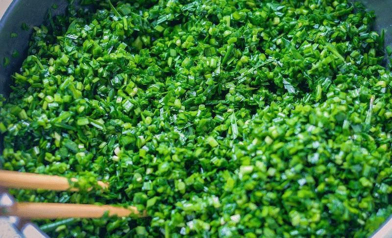 调韭菜馅，记住“先油后盐”，掌握3技巧，翠绿不出水，鲜香十足