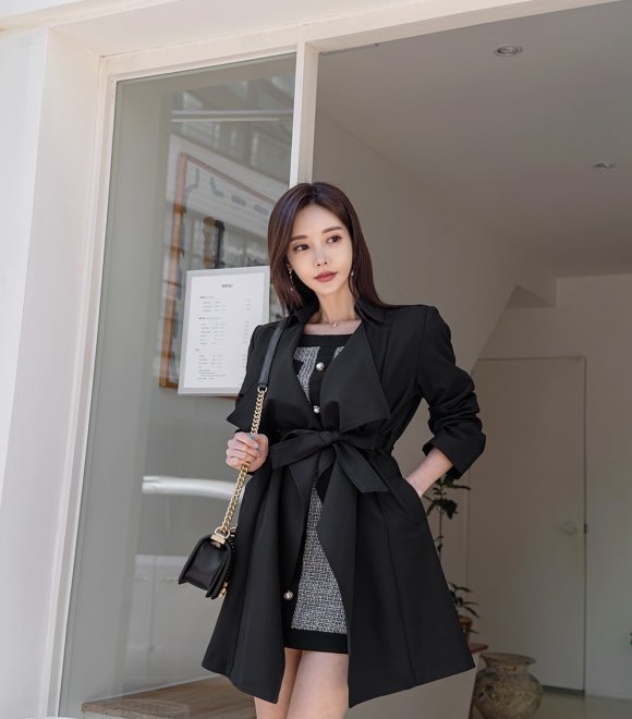 孙允珠气质愈发的成熟迷人，一字肩棉麻包臀裙尽显凹凸身材，好美