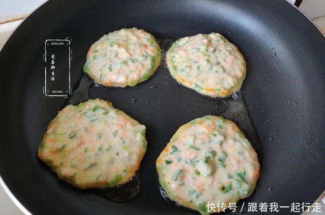  这两种食材，一个补钙一个护眼，搭配一起做成小饼，满屋飘香诱人