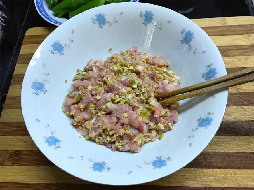 鲜美|青椒别再炒肉丝了，换个做法，咬一口，香辣鲜美，米饭都多吃一碗