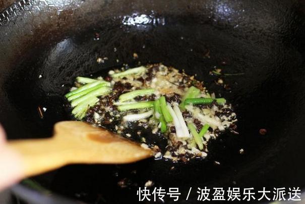 鱿鱼最下饭的麻辣做法，配菜丰富做法不难，鱿鱼弹牙有嚼劲