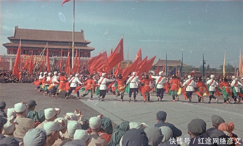 老照片1949年开国大典天安门广场上扭起了大秧歌