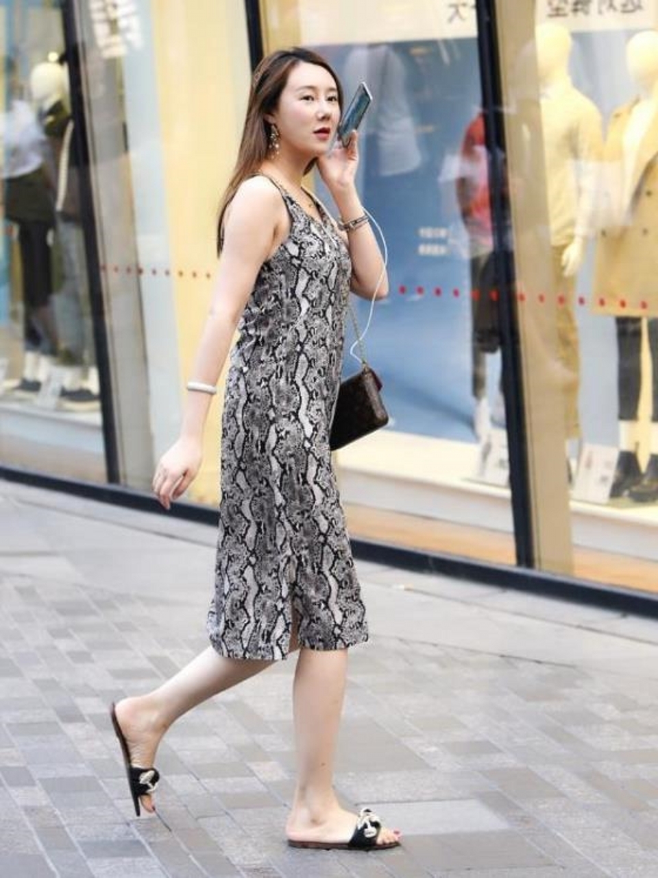 路人街拍，美女穿紧身包臀裙，性感又时尚