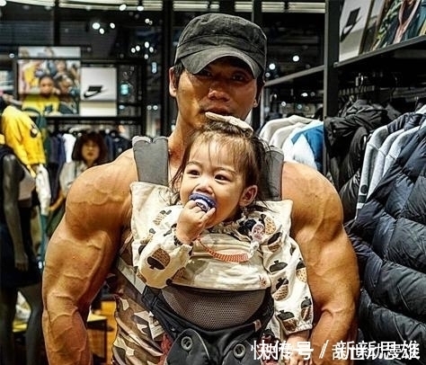 身材|韩国硬汉健身17年，发达肌肉凶狠无比，但在女儿面前化身柔情奶爸