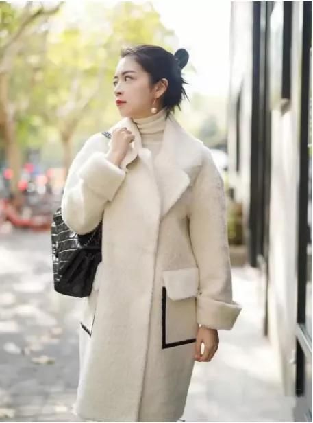 4、50岁的女性春天怎么穿？学“神仙母女”一身白穿搭，太高级