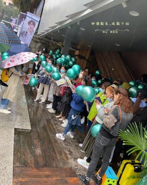 快乐|成毅《快乐大本营》录制，粉丝的横幅太好笑了，应援超有排面