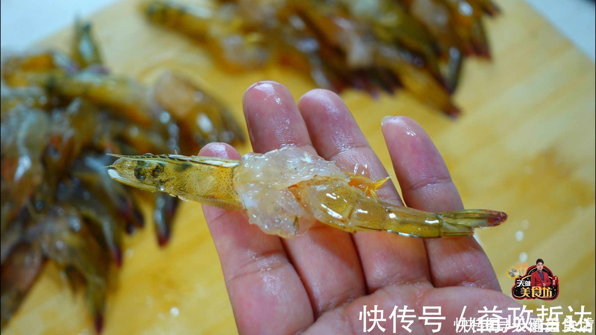 汤匙|我家大虾从不白灼,不煎不煮不油焖,营养健康,上桌就扫光