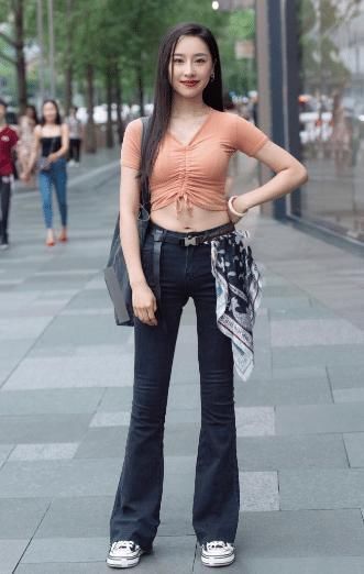 足足看了2个钟,还是没看明白,美女穿的是牛仔裤还是喇叭裤