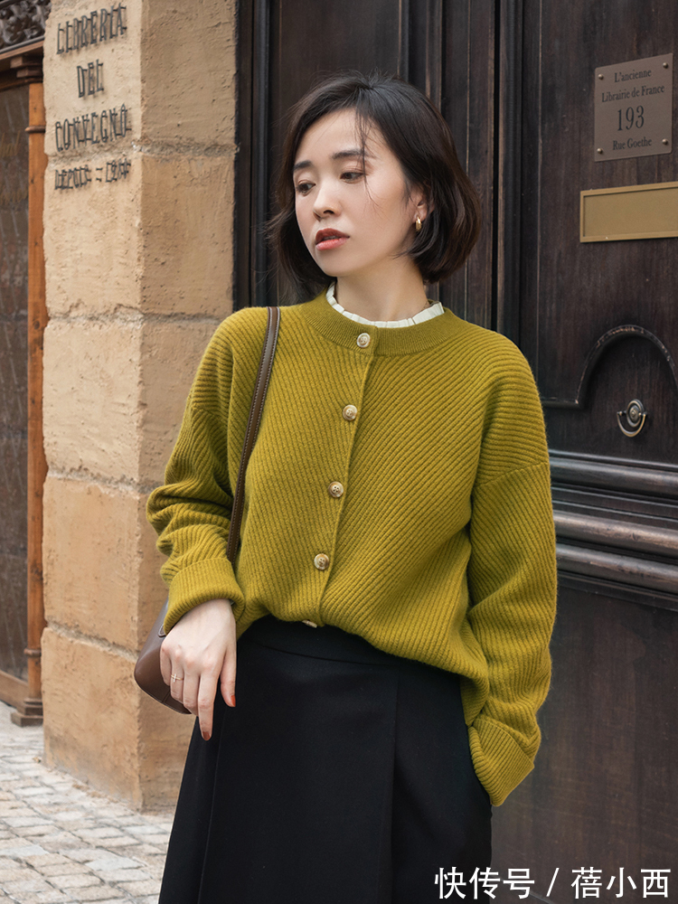 早冬|早冬如何穿才优雅?搭配组合“针织开衫+半身裙”,内搭外穿都美