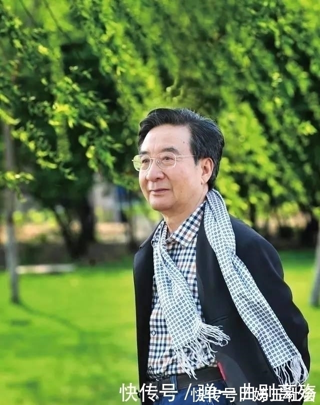 书法艺术@他曾两任中国书协副主席,书法有清雅气息,所题牌匾庄严