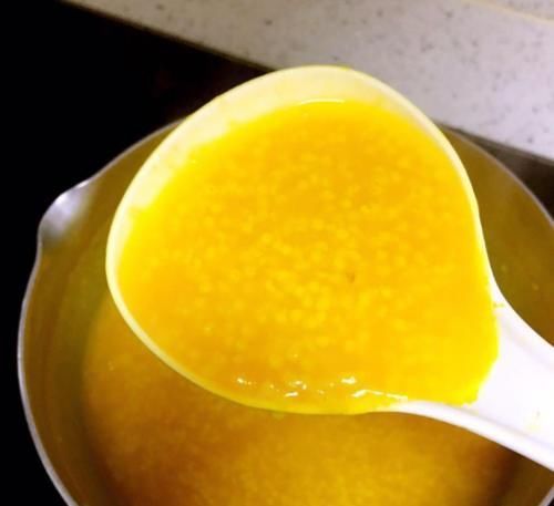 米油|煮小米粥,千万别直接用水煮!大厨教你3窍门,香浓黏稠,米油厚