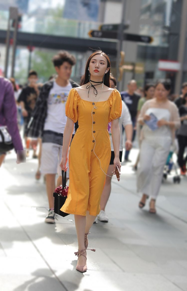 裹胸裙|街拍:绿色裹胸裙,清新自然,时尚优雅