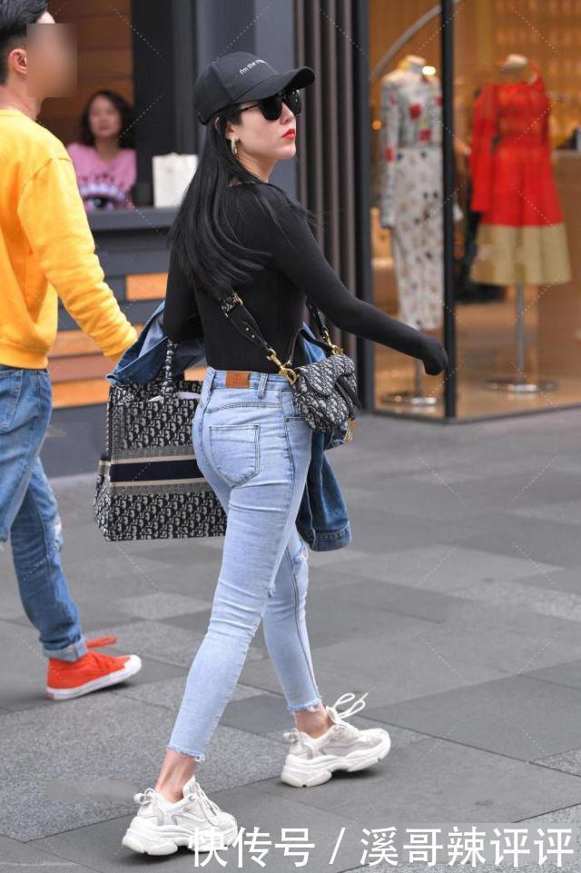美女|美女穿搭牛仔裤,整个造型展现出了一种休闲利落又个性的感觉