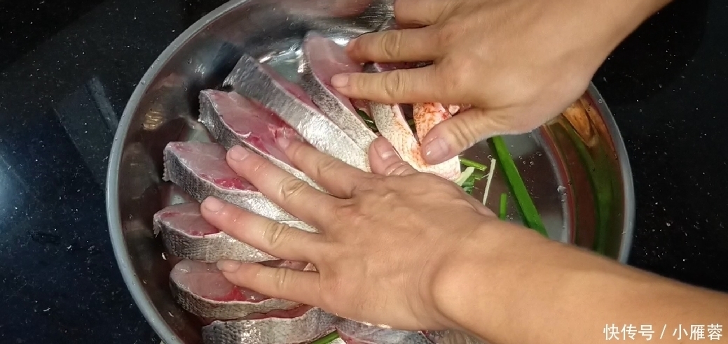 美味|爱吃鱼的收藏喽,学会鱼肉一个特色做法,简单美味,出锅太漂亮了