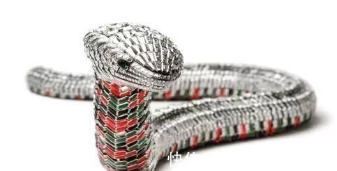 胸饰 这些危险而诱惑的高冷首饰,从古至今无比神秘,却被大牌捧上天!