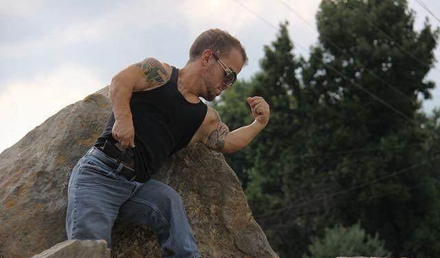 消防员|世界上最矮消防员,杠铃卧推220斤,他的肌肉不输正常人