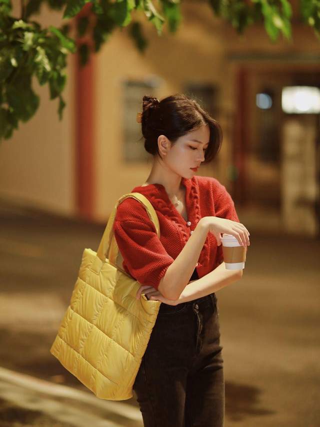 上身 秋冬季节想要穿出氛围感,红色毛衣搭配牛仔裤,高级又显气质