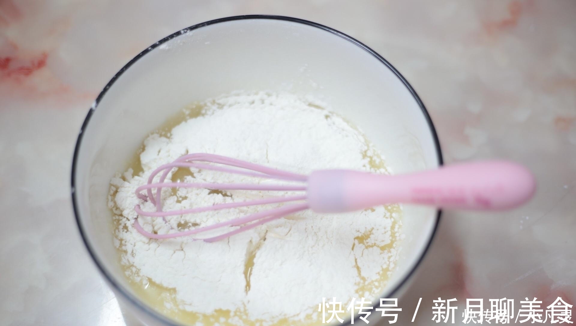 蛋糕不要再去外面买，4个鸡蛋半碗面粉，3分钟学会，比买的香多