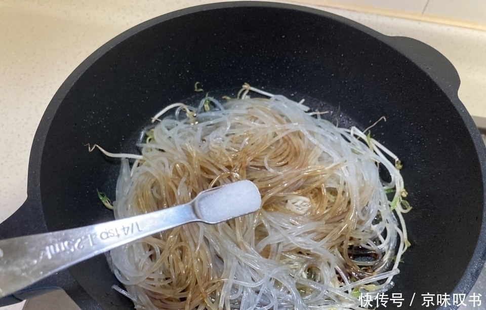 秋天|秋天此菜每周吃二次,清爽可口有筋道,简单省事,上桌就光盘