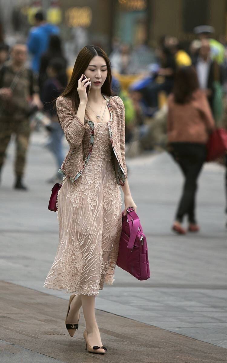 街拍:蕾丝连衣裙小姐姐,穿出女性优雅迷人的魅力