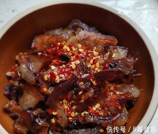  腊肉蒸干豆角，香喷喷的，最下饭