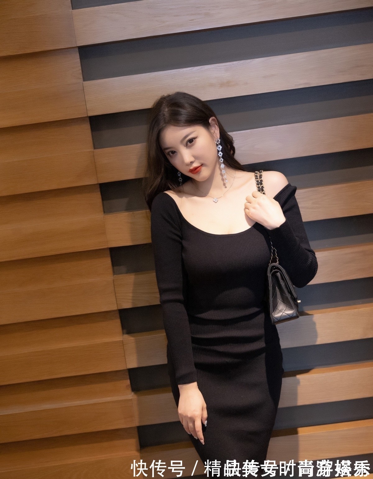 针织连衣裙 黑色针织连衣裙神秘感十足,大开领的设计性感迷人,展现优雅身姿