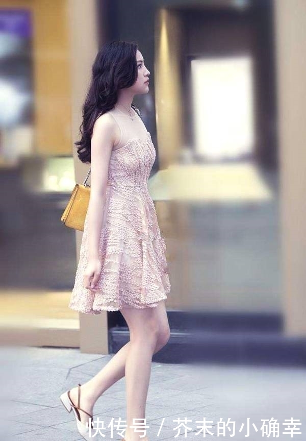 连衣裙|街拍:小姐姐们这样穿搭连衣裙,路上的小哥哥一直搭讪不断!