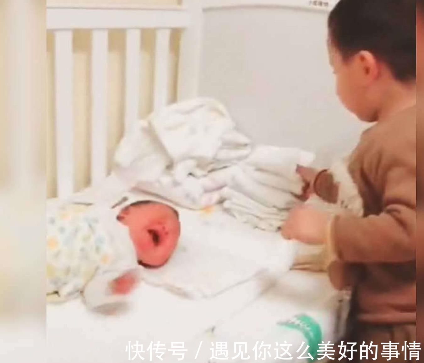 小妹妹|哥哥第一次见妹妹,想要抱却被现实打败,妈妈笑着笑着就哭了