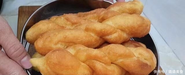 面粉跟鸡蛋绝配,教你做此物,比麻花香,比油条软,上桌不够吃