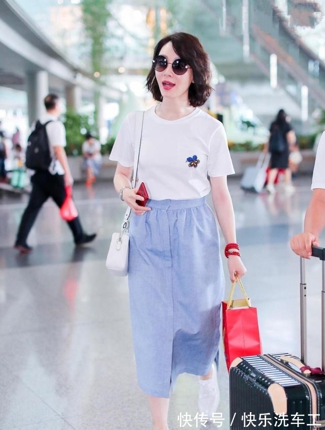 t恤|关晓彤终于穿对了,粉T配A字裙青春气息十足,纤细“漫画腿”抢镜!