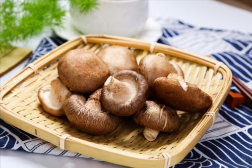 炖鸡炖排骨|香菇只用清水洗，是洗不干净的，教你个好方法，洗得干净无虫卵