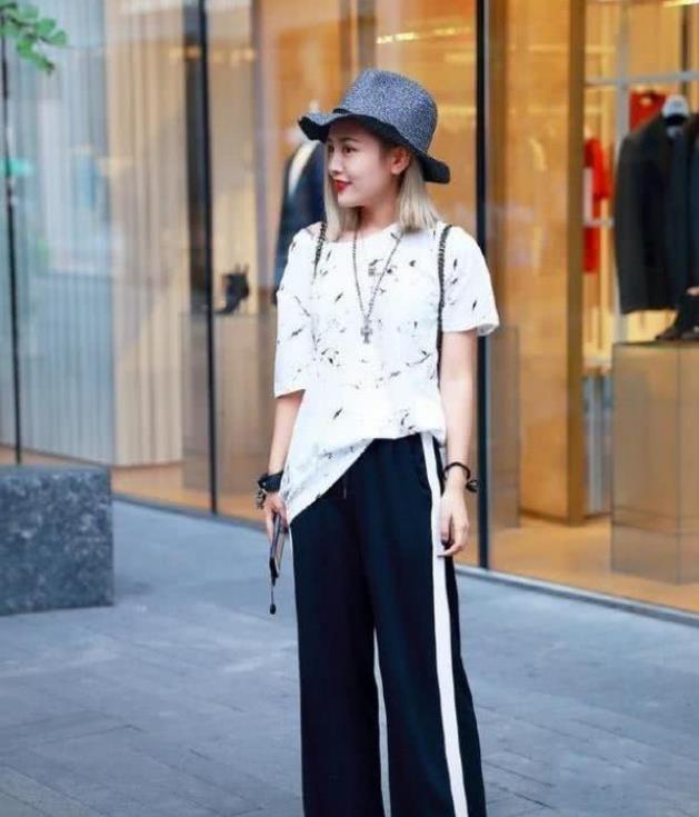 小姐姐|梳着简约马尾的小姐姐,身穿黑色连衣裙,看上去十分的优雅