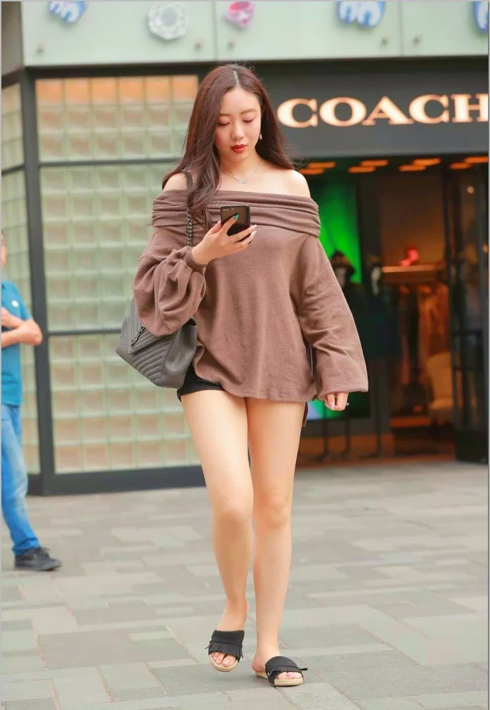 一字肩|美女一字肩上衣罩住黑色热裤, 正面背面都吸睛