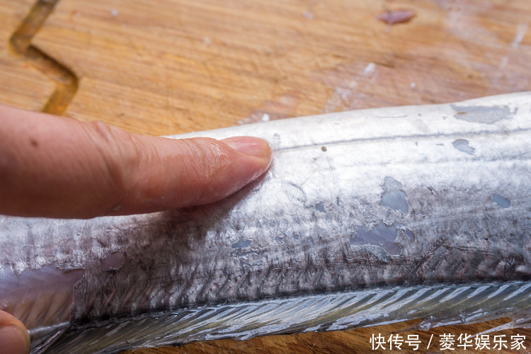 吃光|炸带鱼时,记得加点它,酥脆无腥味!上桌就吃光,全家人都喜欢