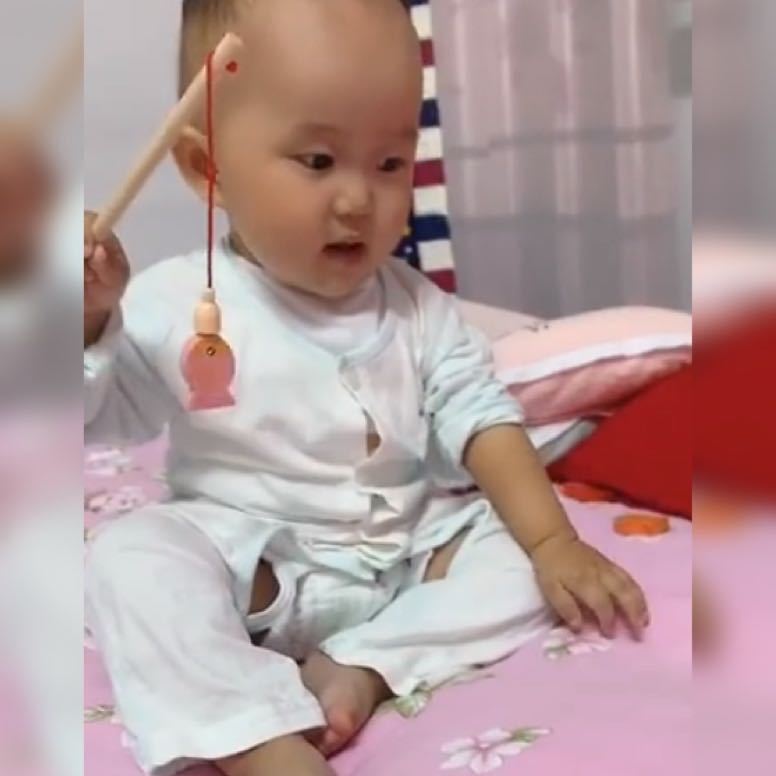 家长|萌娃“聚精会神”地玩玩具火了,网友这么有耐心的宝宝不多见了