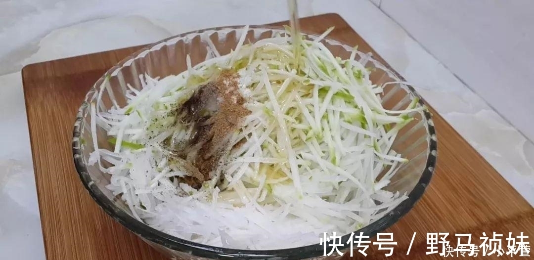 萝卜|萝卜这样做才好吃, 教你简单一做, 比肉丸子都香, 在家经常做着吃