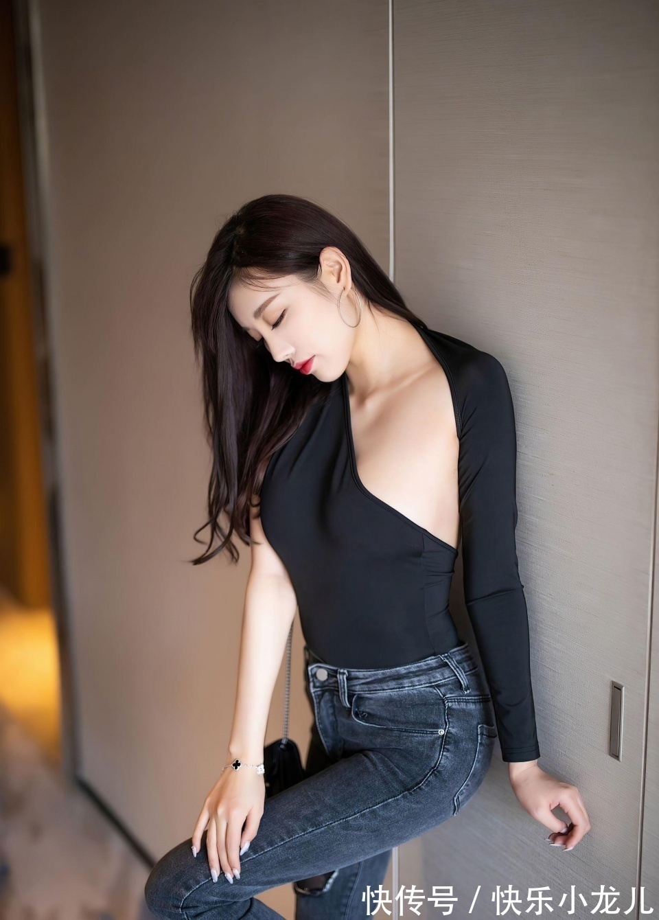 玄色 小酒窝和长长的睫毛就是这样的美丽,她的穿搭真的很时尚