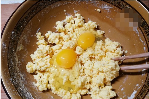 玉米面独特做法,开水一烫,手不沾面,加2个鸡蛋,营养又健康