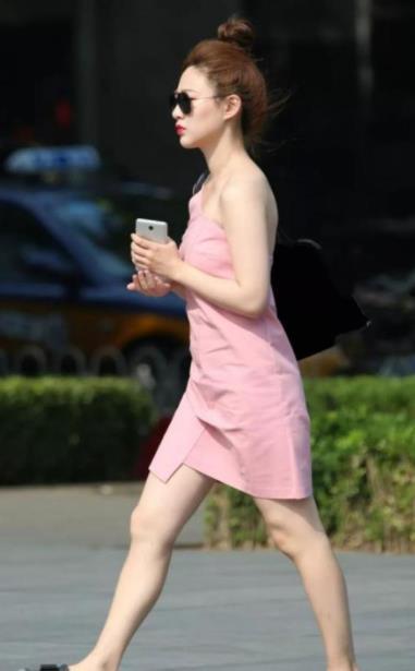 印花|黑色露肩装+印花短裙的长发美女,靓丽又显大气