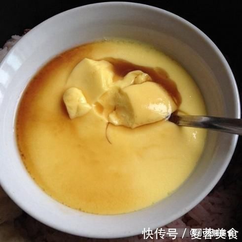蒸鸡蛋羹时，需要加水吗？果然一步错步步错，难怪蛋羹不嫩气孔多