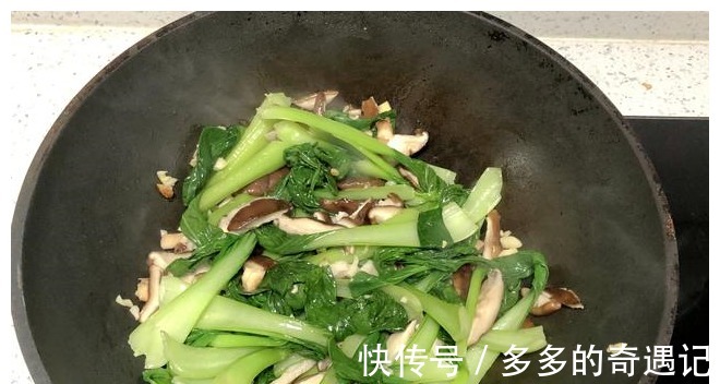香菇|秋天遇到这种小油菜别错过,北方农村才卖1元1斤,鲜嫩水灵正当!