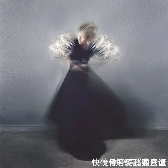 骑自行车|这画面真是绝了,女孩横躺在水里骑自行车,让人看上一眼就忘不了