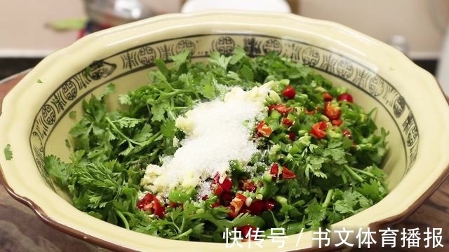 名厨|终于找到香菜好吃的做法，香辣开胃又解馋，做一次能吃一个月