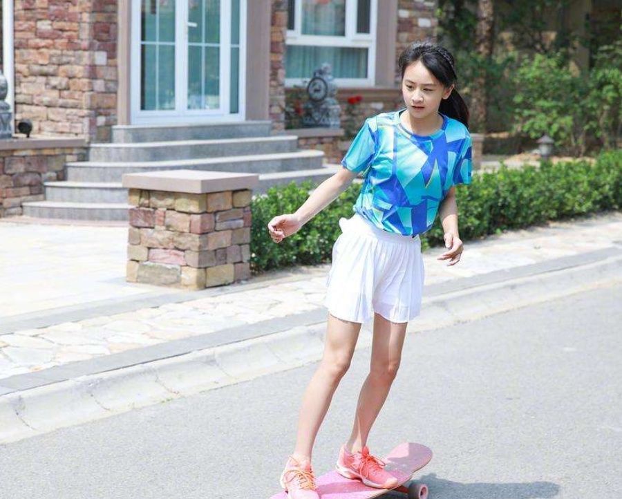 葡萄|出生第一天就火了，“高颜值女婴”睁开眼，护士：我还是第一次见