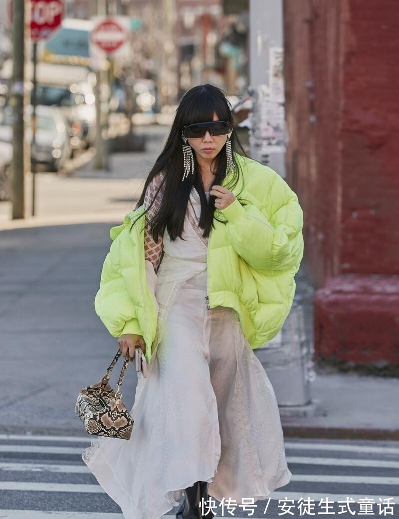 时髦 穿羽绒服别配长裤了,换成裙子时髦又精致,甜美女生都这么穿