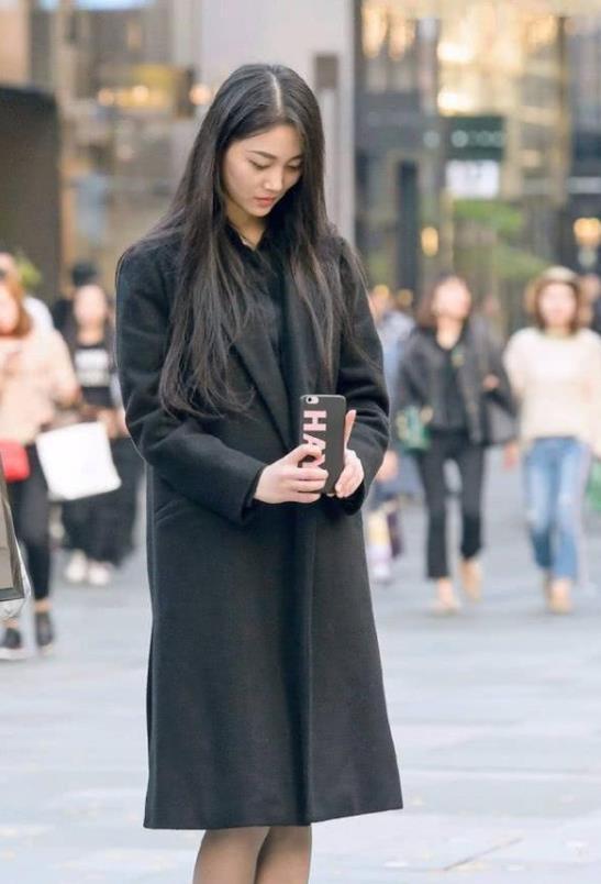 街拍：花颜月貌的小美女，身穿清凉套装，看上去非常的典雅