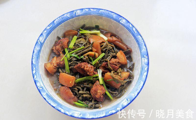 看我家冬天周末午餐，干豆角红烧肉配土豆丝，好吃不油腻又好做