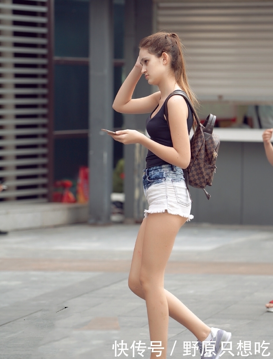 美女|街拍:美女黑色休闲衬衣搭配绿色牛仔热裤,气质超好!